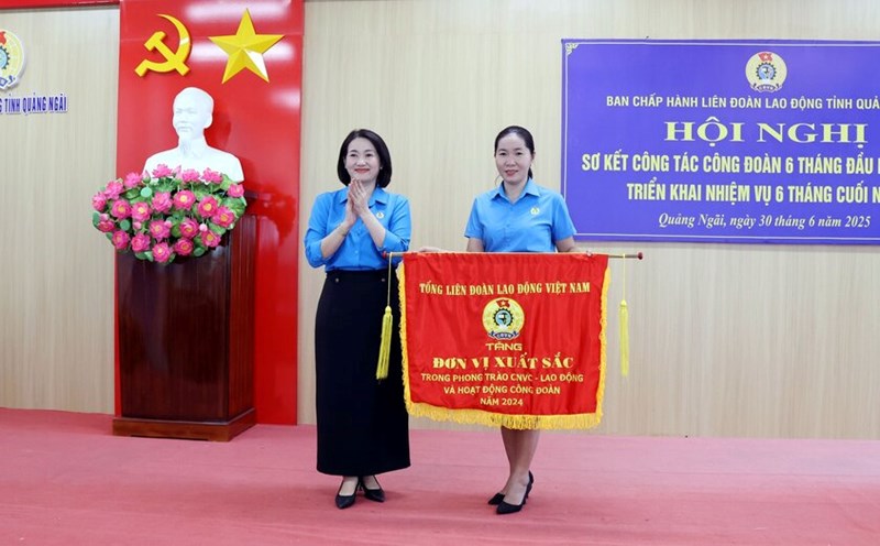 Ms. Nguyen Thi Anh Lan, President of the Quang Ngai Provincial Labor Federation, presented the emulation flag of the Vietnam General Confederation of Labor to the Duc Pho Town Labor Federation. Photo: Quang Ngai Trade Union