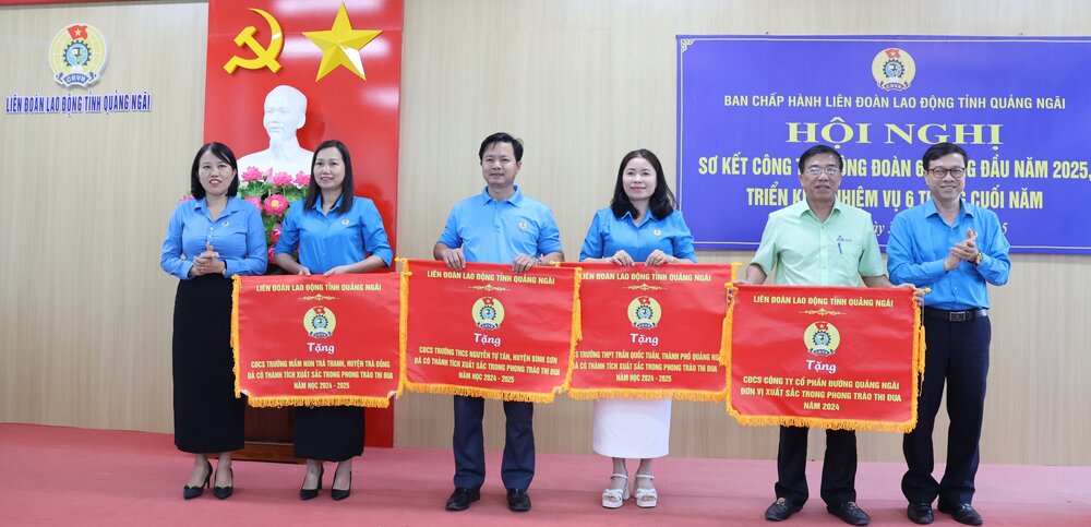 Ba Nguyen Thi Anh Lan, Chu tich Lien doan Lao dong tinh (ngoai cung ben trai) trao Bang khen cua Tong Lien doan Lao dong Viet Nam cho cac tap the. Anh: Cong doan Quang Ngai