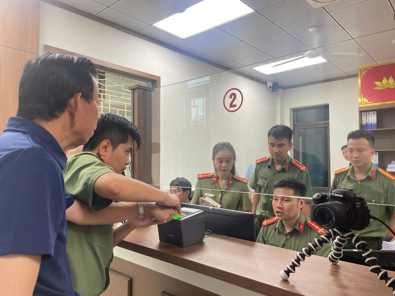 Officers and soldiers of the Immigration Department guide the procedures for granting electronic identification accounts to foreigners. Photo: Hung Yen Provincial Police Portal