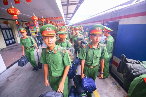 하노이는 9월 2일 군사 퍼레이드에 참가한 약 600명의 경찰관을 맞이했습니다. 사진: 피훙