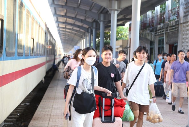 ヴィン駅で降りる乗客。写真:クアン・ダイ