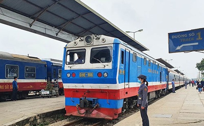 Tong Cong ty Duong sat Viet Nam quyet dinh noi them 3 toa cho 22 doan tau di qua ga Vinh. Anh: Ngoc Anh