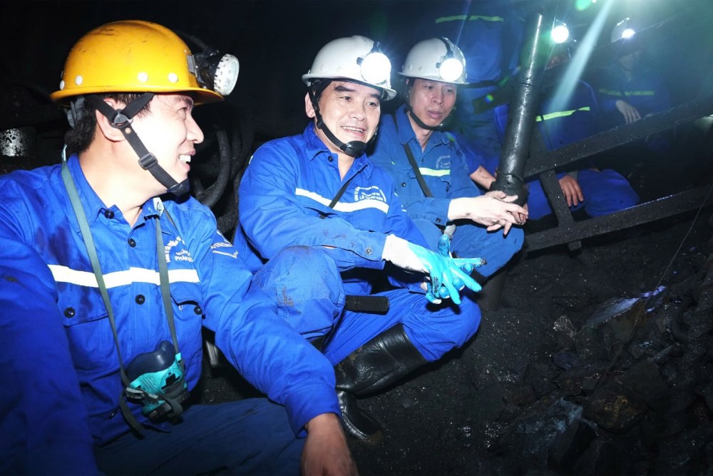 Chairman of TKV Trade Union Le Thanh Xuan (middle) encouraged workers at Vang Danh Coal Joint Stock Company. Photo: TKV Trade Union