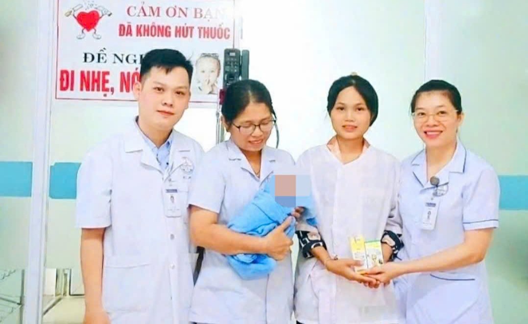 Ms. Ho Thi Xanh (2nd from right) - the mother of the patient was given gifts by doctors and nurses when discharged from the hospital. Photo: Han Nguyen