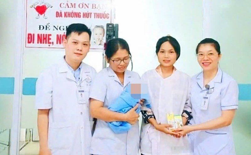 Ms. Ho Thi Xanh (2nd from right) - the mother of the patient was given gifts by doctors and nurses when discharged from the hospital. Photo: Han Nguyen