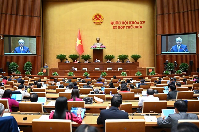 Sr. Do Van Chien - Miembro del Politburo, Secretario del Comite Central del Partido, Presidente del Comite Central del Frente de Patricas de Vietnam para adquirir, explicar y revisar la ley sobre la ley que modifica y complementa una serie de articulos de la Ley sobre el Frente de la Paterna de Vietnam, la ley sindical, la ley juvenil y la ley sobre la democracia sobre el establecimiento para presentarse a la Asamblea Nacional para la aprobacion. Foto: Asamblea nacional