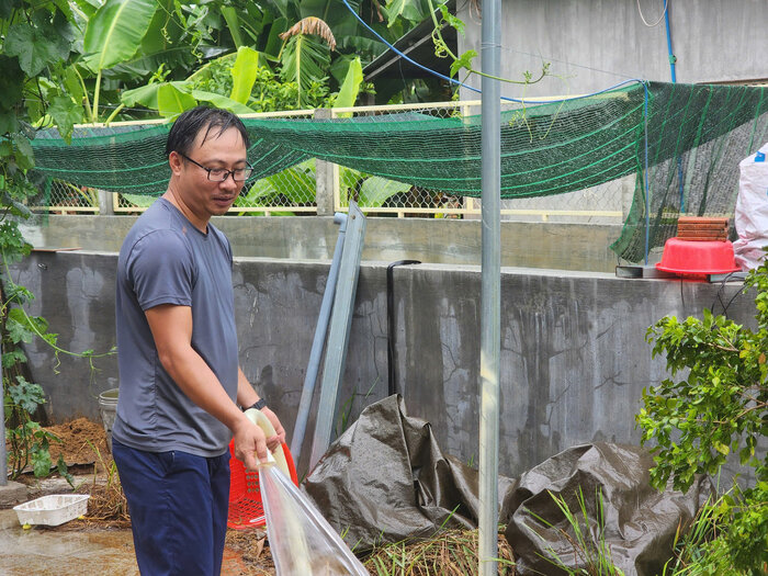 Quang Ngai 지방 Cam Thanh 구에 거주하는 Vo Hong Tien 씨는 Kon Tum에서 출장 온 공무원이 무료로 머물 수 있도록 집을 깨끗하게 청소하고 있습니다. 사진: Vien Nguyen