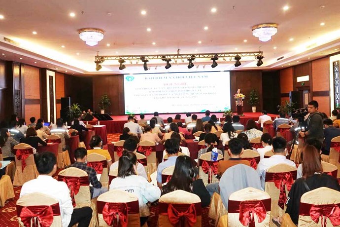 Les travailleurs de la zone economique de Vung Ang (Ha Tinh) lors d'une reunion de dialogue sur la politique d'assurance sociale. Photo : Tran Tuan