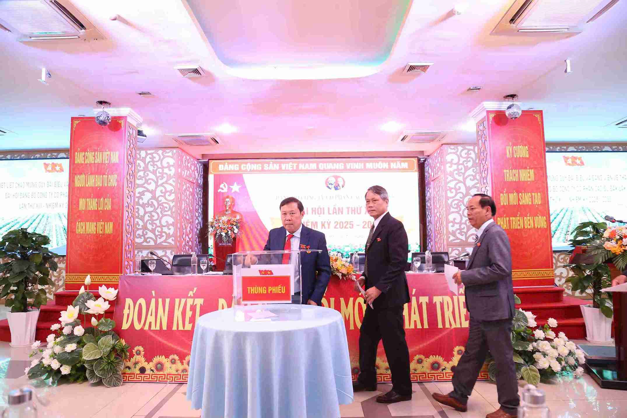 Cac dai bieu tien hanh bo phieu. Anh: Minh Thong