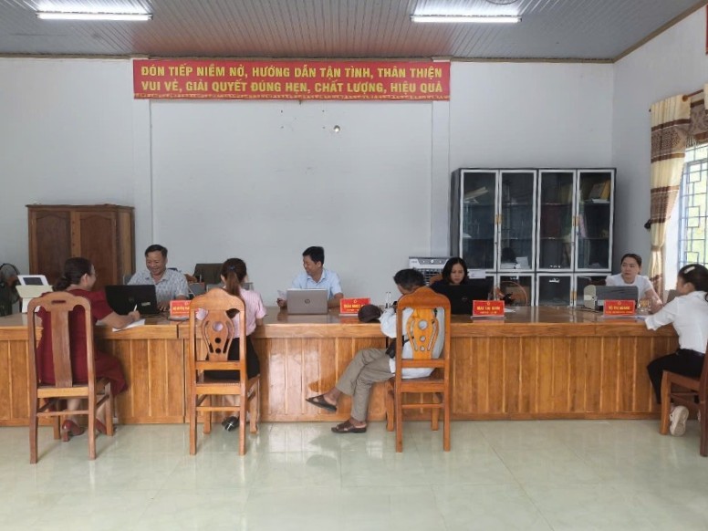 Can bo xa Tra Tan, TP Da Nang no luc giai quyet thu tuc hanh chinh cho dan, du con kho khan ve ha tang cong nghe, co so vat chat trong nhung ngay dau sap nhap. Anh: Truong An