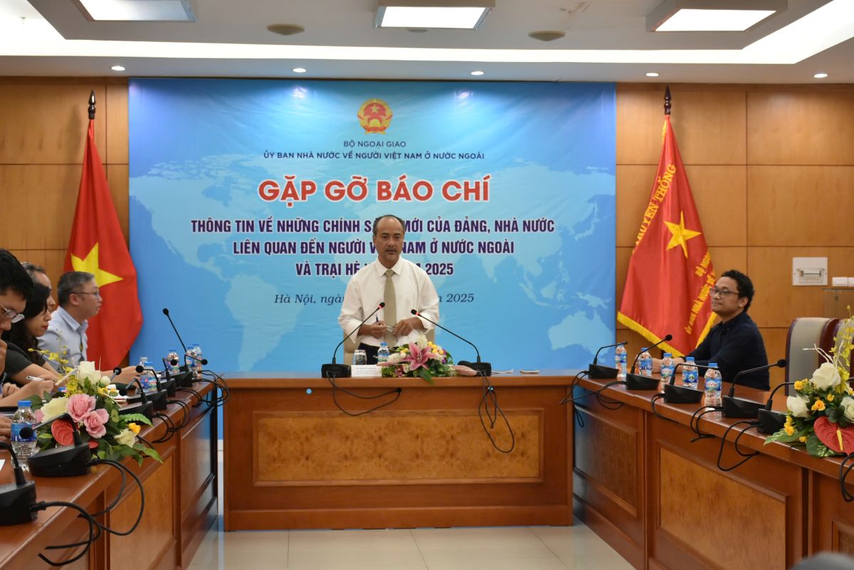 Chu nhiem Uy ban Nha nuoc ve nguoi Viet Nam o nuoc ngoai Nguyen Trung Kien chu tri cuoc gap go bao chi. Anh: Uy ban Nha nuoc ve nguoi Viet Nam o nuoc ngoai