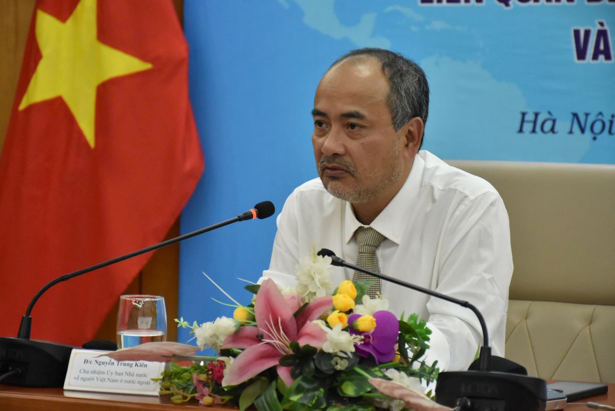 Presidente del Comite Estatal de Nguyen Trung Kien en el extranjero, informo sobre politicas para el Programa de Campamento Vietnamita y Vietnam de Vietnam en el extranjero en el extranjero