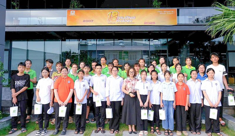 Cong doan va lanh dao cong ty Co phan the thao Thoi trang Chuyen nghiep Giao Thuy trao qua cho con cong nhan dat thanh tich cao trong hoc tap. Ảnh: Cong doan Cong ty.