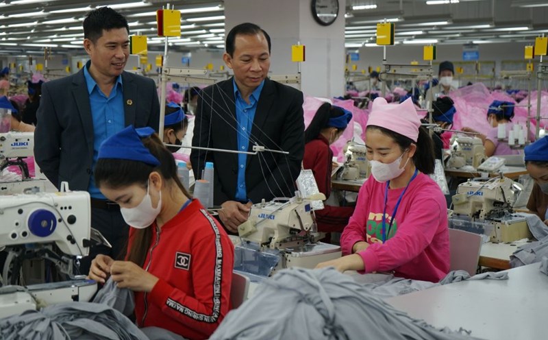 Representatives of the Thanh Hoa Provincial Federation of Labor visited and encouraged workers. Photo: Quach Du
