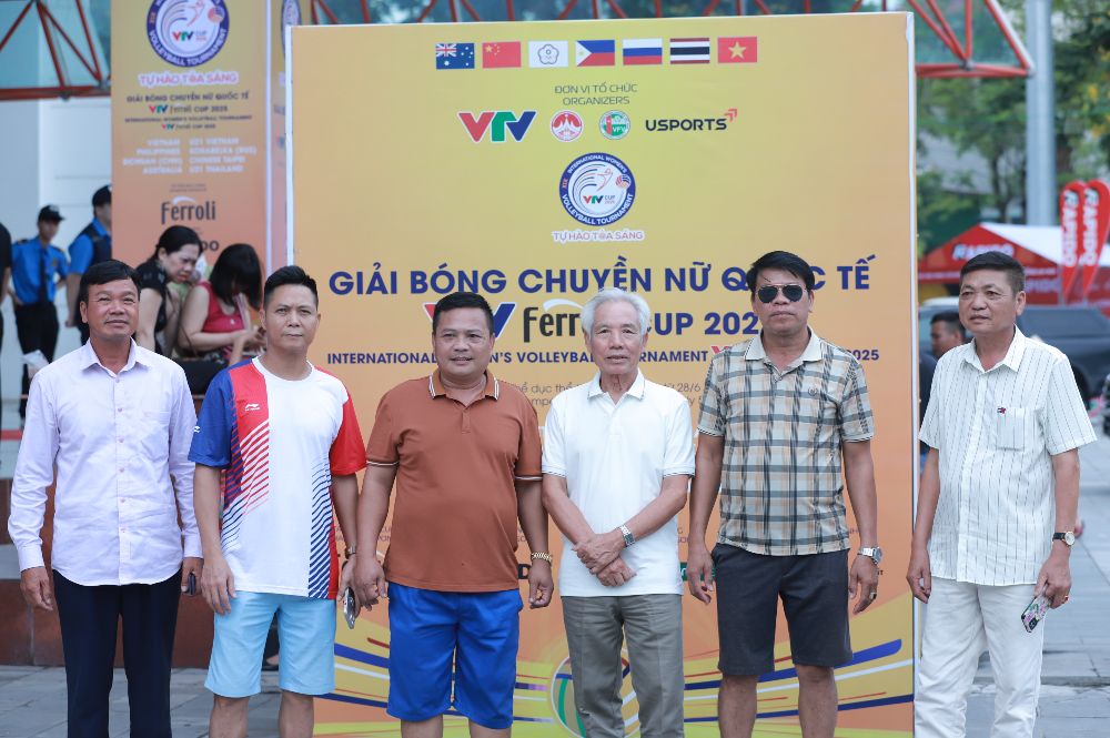 Nguoi ham mo den san theo doi VTV Cup 2025. Anh: Tri Lam