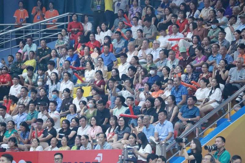 Vinh Phuc 경기장 관중석은 VTV Cup 2025를 시청하는 팬들로 가득 찼습니다. 사진: Hoang Hue