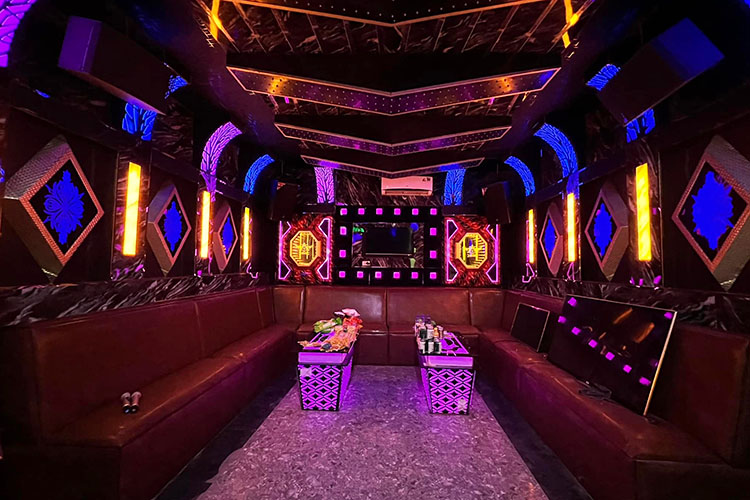 A l'interieur d'un bar de karaoke dans la commune de Bung Lao, la province de Dien bien. Photo: Quynh Thao