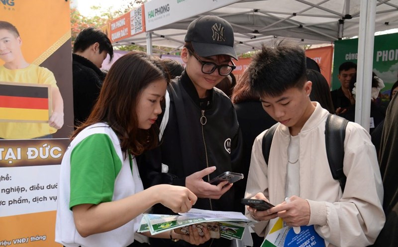 Workers participate in the job fair organized by the Hanoi Employment Service Center. Photo: Quynh Chi