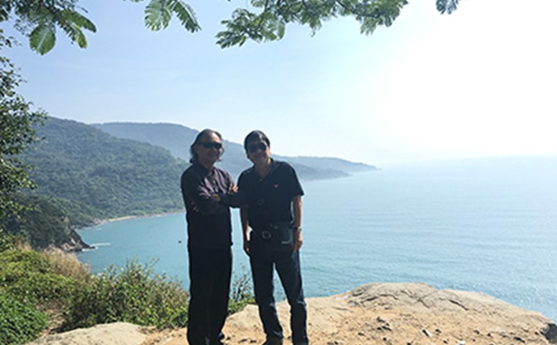Writer Vinh Quyen and journalist Quang Han (right). Photo: Character provided
