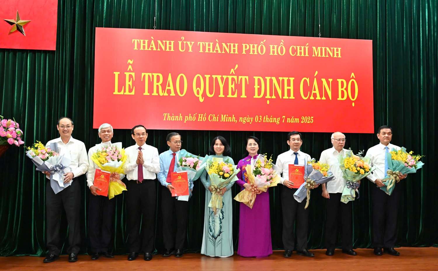 Bi thu Thanh uy TPHCM Nguyen Van Nen trao cac quyet dinh nghi huu truoc tuoi.  Anh: Viet Dung