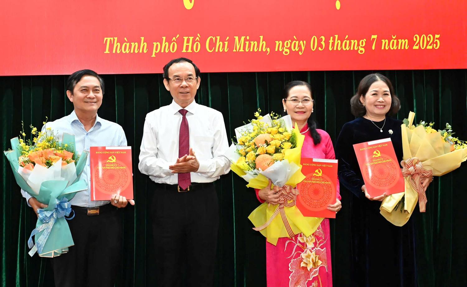 Ho Chi Minh City Party Secretary Nguyen Van Nen presented the early retirement decision to Ms. Nguyen Thi Le (2nd from right), Ms. Nguyen Thi Yen and Mr. Nguyen Van Loc. Photo: Viet Dung