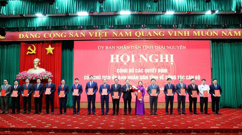 타이응우옌성 부서 지도자들에게 결정 전달. 사진: 타이응우옌 gov