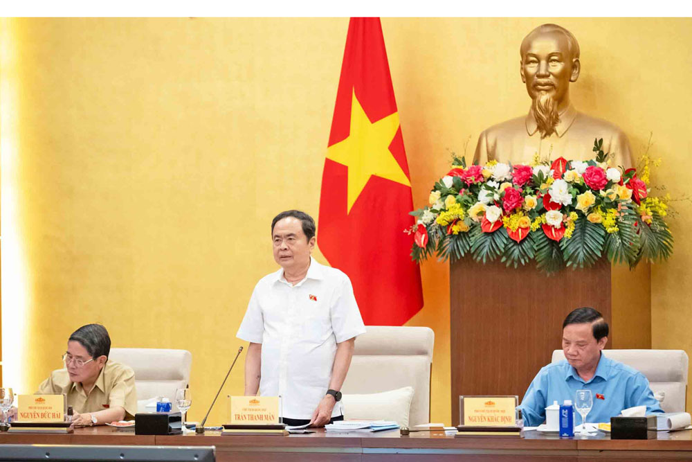 쩐탄만 국회 의장은 국회 기관과의 업무 회의를 주재하여 상반기 활동을 요약하고 2025년 7월과 연말의 핵심 임무를 확인했습니다. 사진: 팜탕.