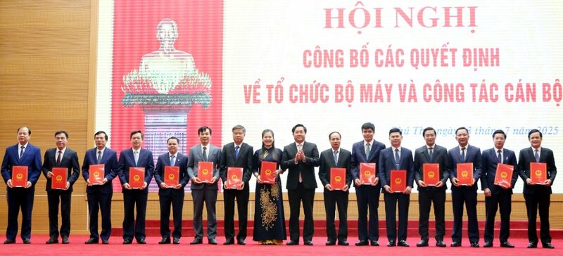 Chu tich UBND tinh trao cac quyet dinh cho cac giam doc so, nganh. Anh: Cong TTDT Phu Tho 