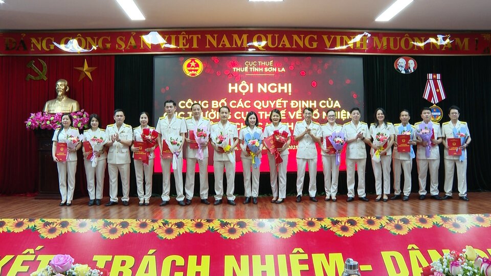 Son La 지방 세무국 지도자들이 간부 임명 결정을 전달하고 있습니다. 사진: Truong Son