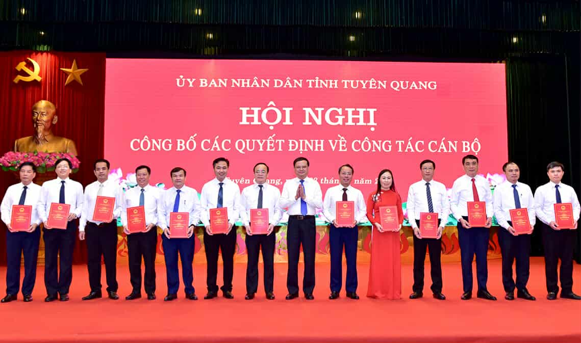 뚜옌꽝 부서장급 72명 임명 발표. 사진: 뚜옌꽝 gov