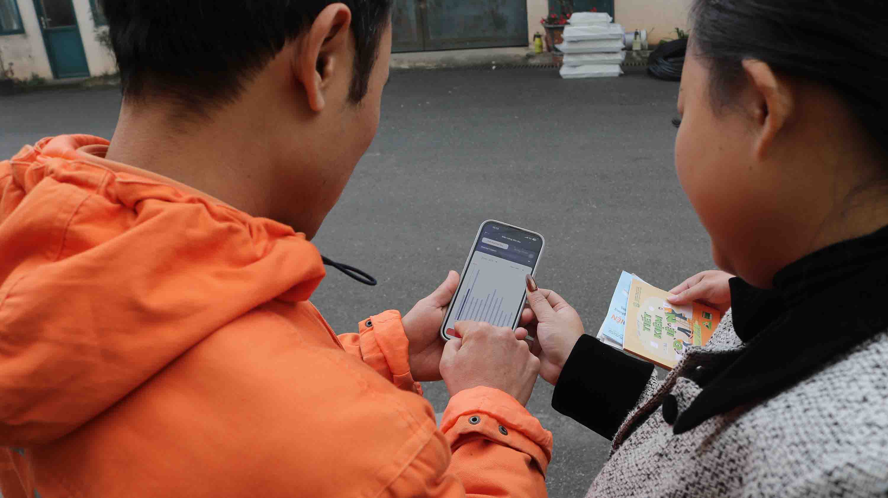 EVNHANOI staff guides customers to use the EVNHANOI App. Photo: Viet Anh.