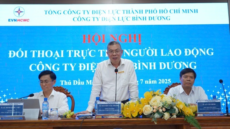 M. Nguyen Van Thanh - Directeur general d'EVNHCMC (personne debout) - dialogue et reponse aux questions des employes de l'ancienne compagnie d'electricite de Binh Duong. Photo : Duc Long