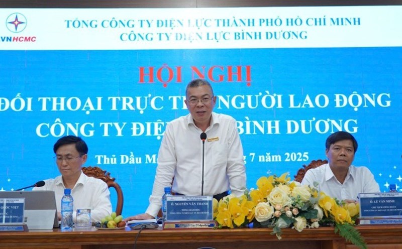 Mr. Nguyen Van Thanh - General Director of EVNHCMC (standing) - dialogue and answer questions from employees of the old Binh Duong Power Company. Photo: Duc Long