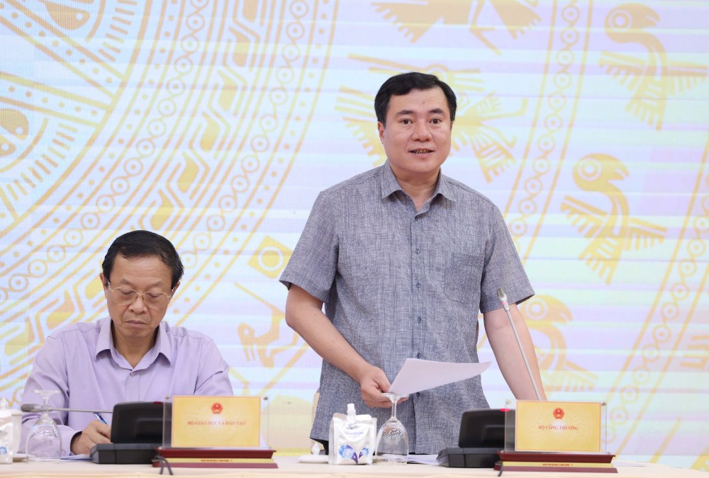 Deputy Minister of Industry and Trade Nguyen Sinh Nhat Tan said that he will expand tax management for online sellers. Photo: Pham Dong