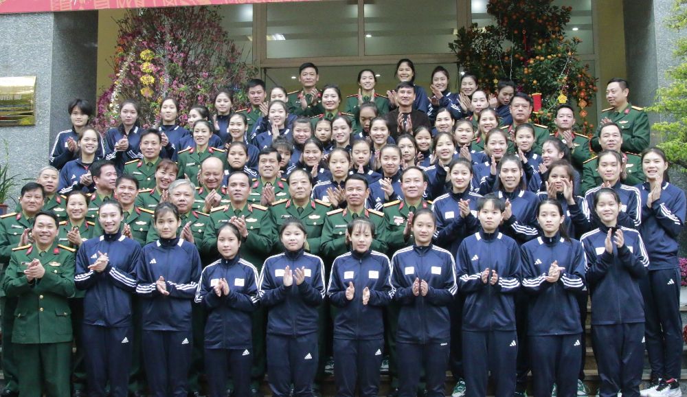 Thu truong Cuc Quan huan, Bo Tong Tham muu va Thu truong Binh chung toi dong vien, chuc Tet chung vui voi can bo, nhan vien, chien si, van dong vien cua cau lac bo. Anh: BCTT