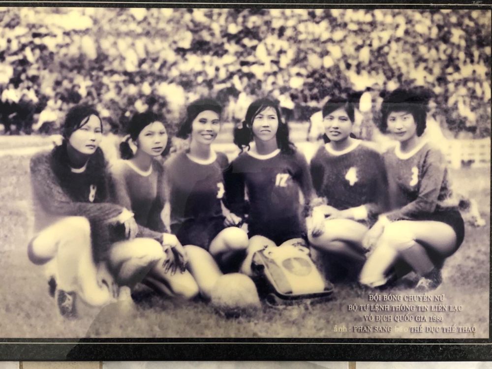 Doi bong chuyen nu Bo Tu lenh Thong tin vo dich quoc gia nam 1980. Anh: BCTT