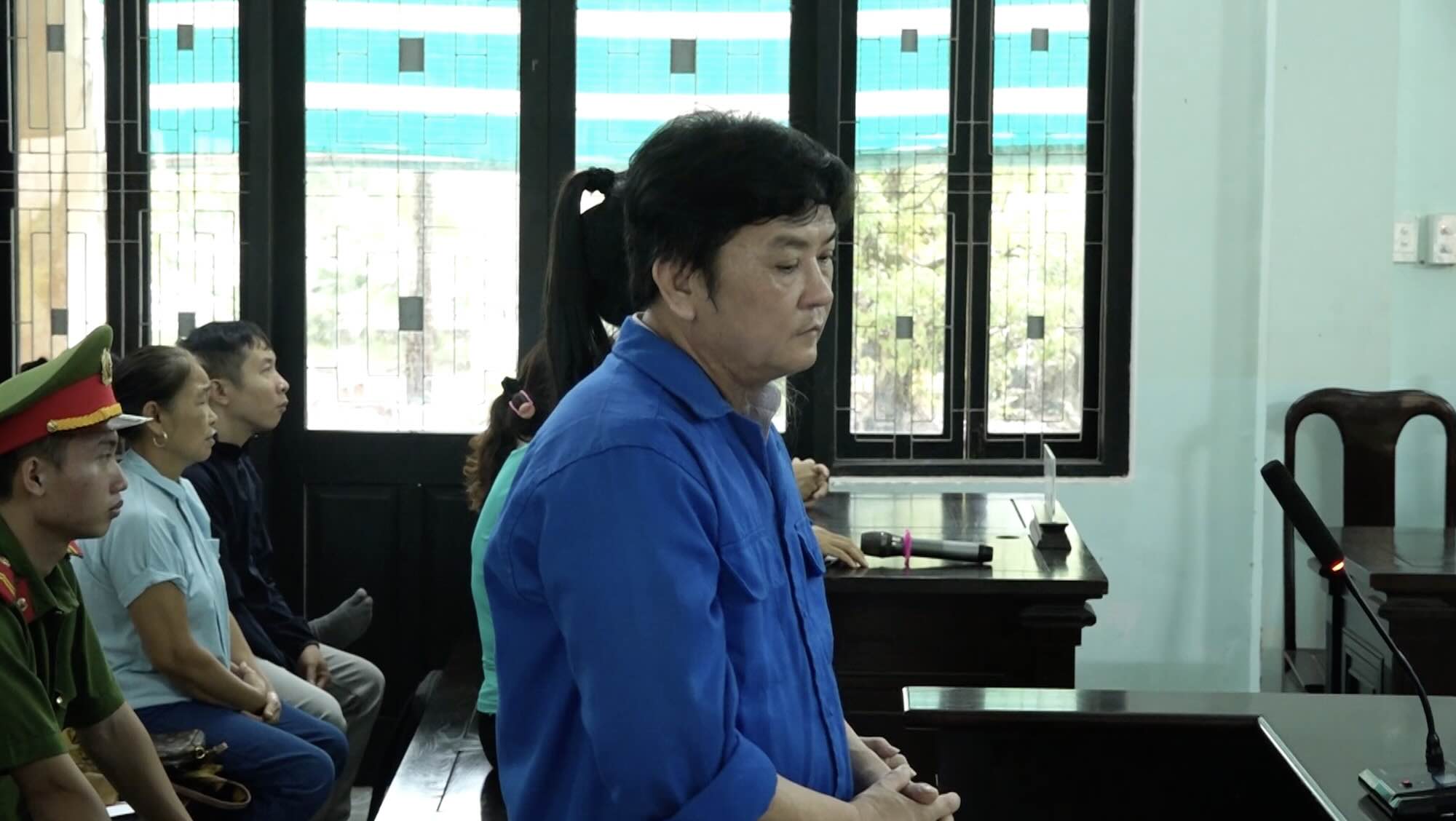 Le couple a detourne plus de 10 milliards de VND puis est alle en prison ensemble.