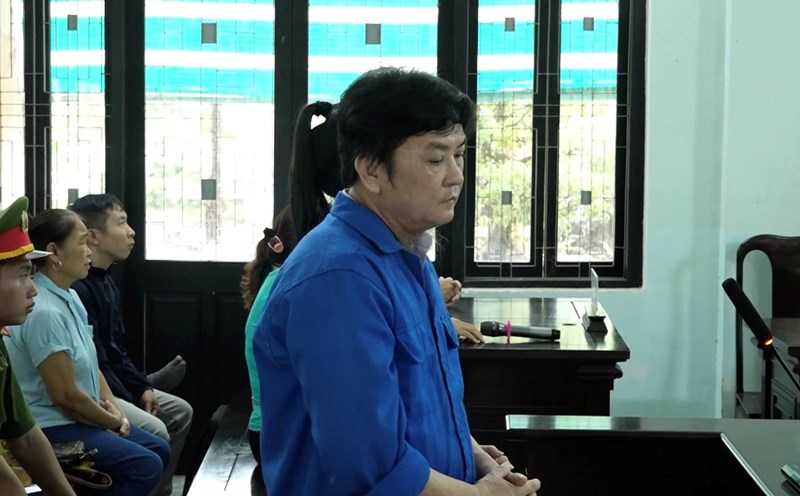 The couple appropriated more than 10 billion VND and then went to prison together.