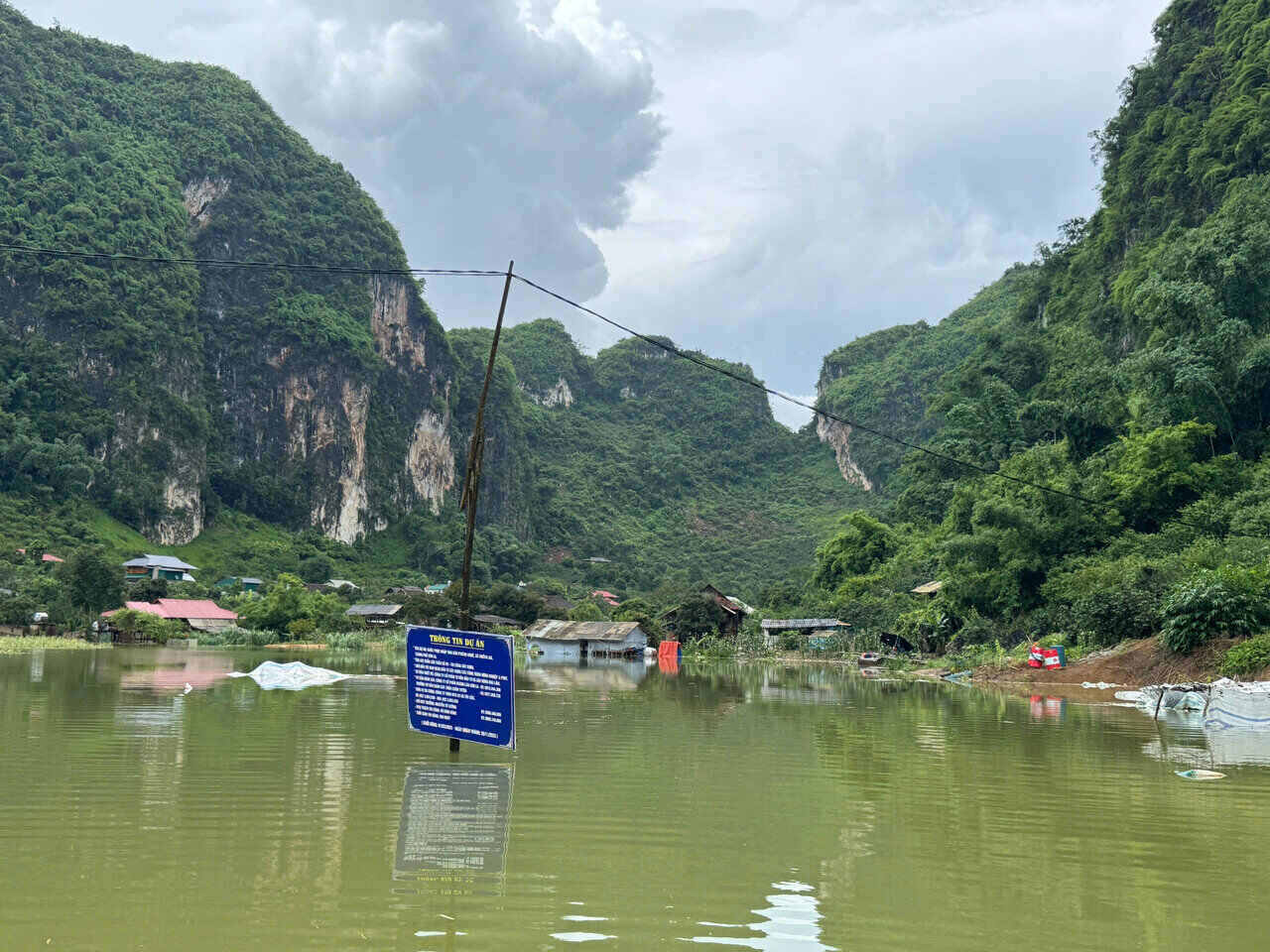 Khu vuc thi cong du an thoat lu ban Phieng Nghe, xa Chieng An. Anh: Truong Son