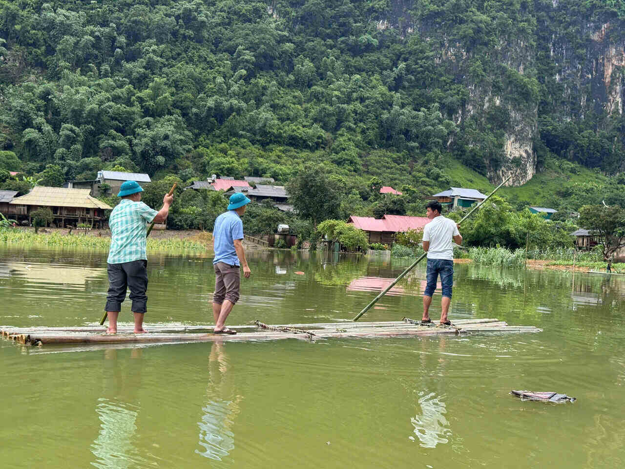 Lanh dao phuong Chieng An nam tinh hinh ngap ung tai ban Phieng Nghe. Anh: Truong Son