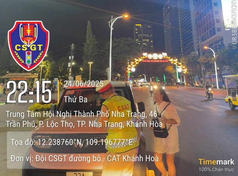 Image of the woman in the clip to her car when the traffic police were issuing a notice of violation in Nha Trang. Photo: Traffic Police Department of Khanh Hoa Provincial Police