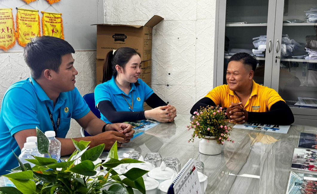 Ban chap hanh Cong doan Cong ty TNHH Hoa chat HS Viet Nam, chi nhanh Soc Trang tham hoi suc khoe doan vien Tran Van Binh sau khi tro lai lam viec. Anh: Phuong Anh