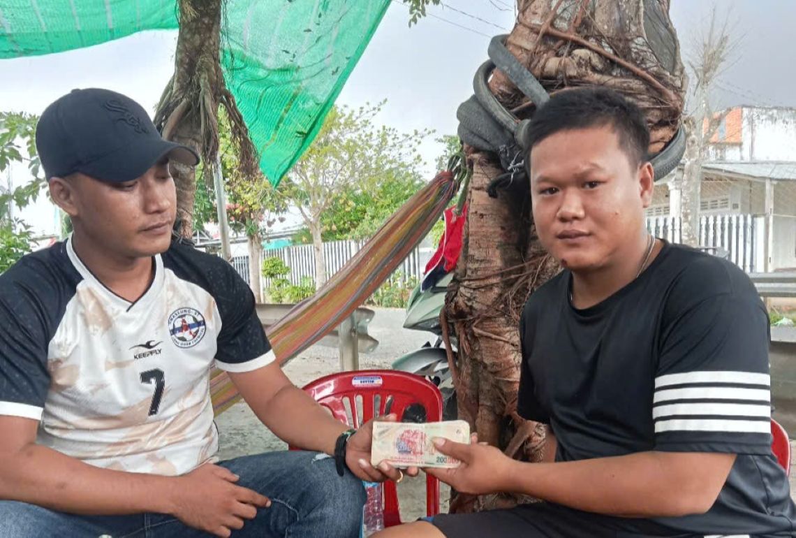 CDCS Cong ty trao so tien doan vien dong gop cho cong nhan Tran Van Binh. Anh: CDCS Cong ty