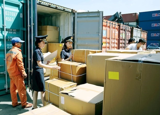 세관은 상반기에 222 000조 동을 초과하여 할당된 예산의 54% 이상을 징수했습니다. 사진: 세관국