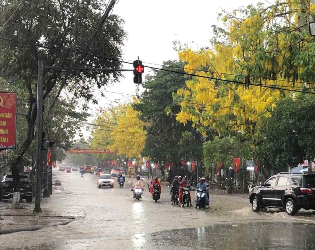 7월 4일 서북부 지방 날씨는 소나기와 뇌우가 산발적으로 내리고 평균 기온은 23~32°C입니다. 사진: 레 응우옌