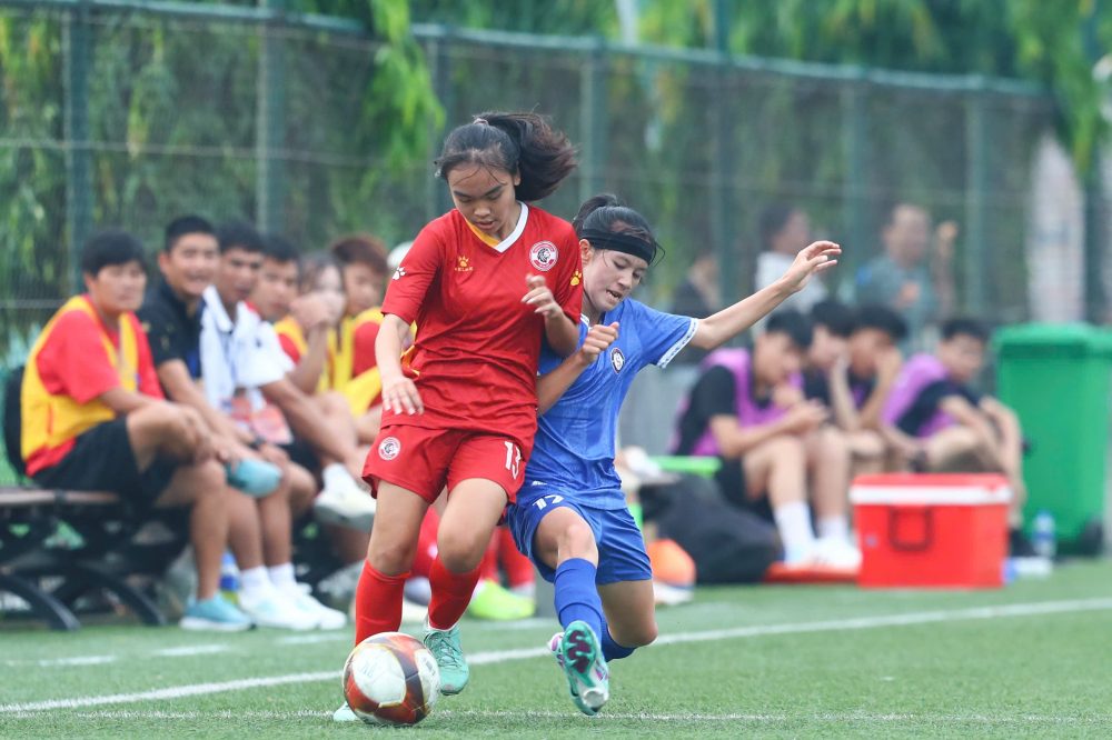 Son La(녹색 유니폼)는 2025년 U16 여자 전국 선수권 대회 7라운드에서 Zantino Vinh Phuc과 중요한 무승부를 기록했습니다. 사진: VFF