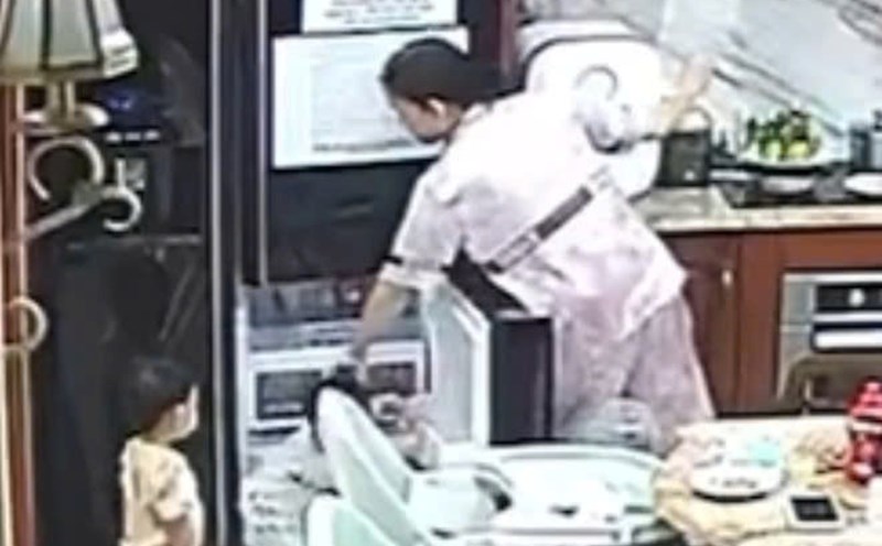 The woman abused the child by pushing the refrigerator door open and hitting him with her hands. Photo cut from a clip provided by the people