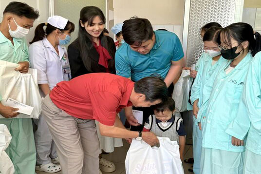 Lam Dong 및 Da Lat 지점 투자 개발 상업 합자 은행 대표가 어린이 환자에게 선물을 전달하고 있습니다. 사진: Lam Duc