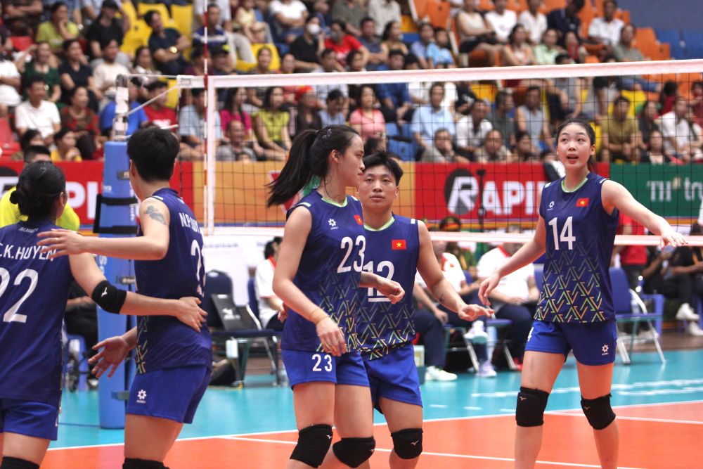 U21 Vietnam lost to the national women's team in the quarter-finals of the VTV Cup. Photo: Tri Lam