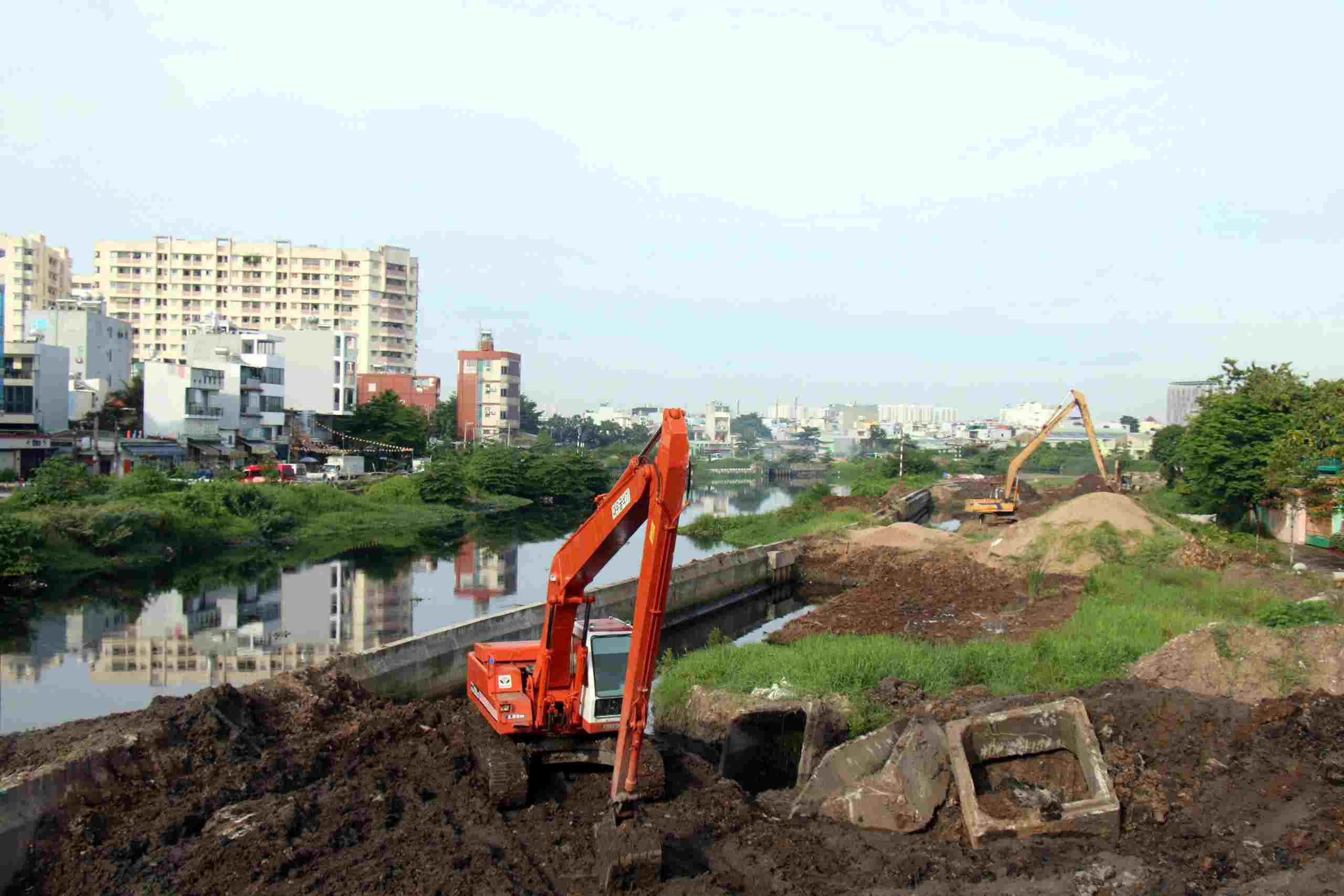 Le chantier de construction du projet de renovation du canal de Tham Luong - Ben Cat est etendu, absent des travailleurs. Photo: Minh Quan